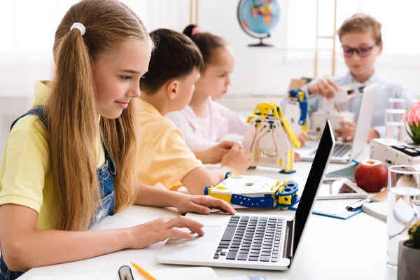 Stem education. Girl programming diy robot with laptop — Stock Photo, Image