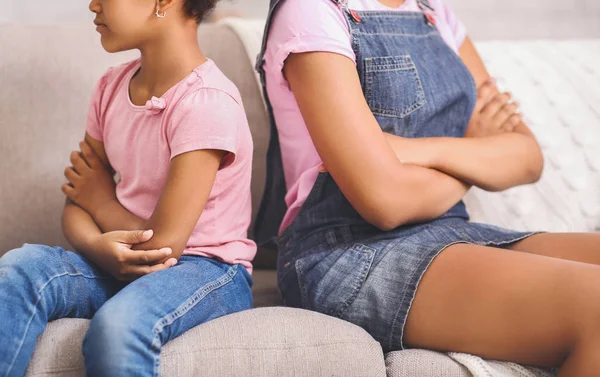 Afrikanisch-amerikanische Schwestern nach Streit Rücken an Rücken auf Couch sitzend — Stockfoto