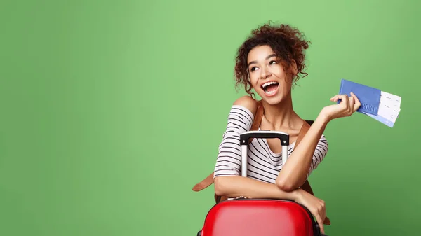 Eccitato turista in possesso di biglietti e guardando lo spazio copia — Foto Stock