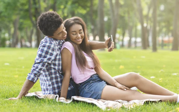 Romantikus tizenévesek figyelembe selfie egy időpontot parkban — Stock Fotó