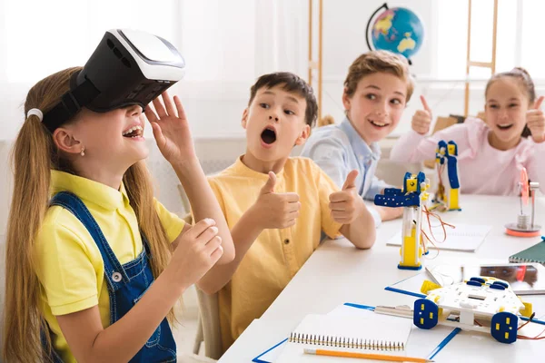 Schulkinder spielen in der Schule mit Vr-Brillen — Stockfoto