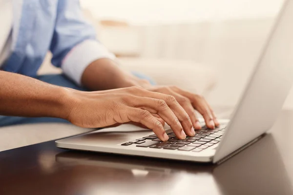 Mãos masculinas digitando texto ou código de programação no laptop — Fotografia de Stock