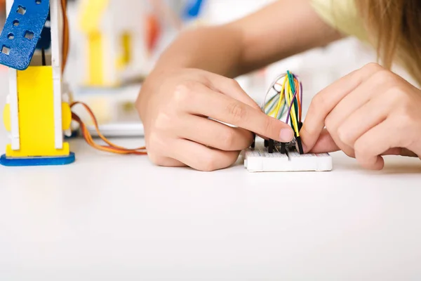 Childs hands working with wires and circuits — Stock Photo, Image