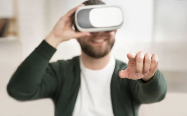 Cheerful man trying vr glasses at home — Stock Photo, Image