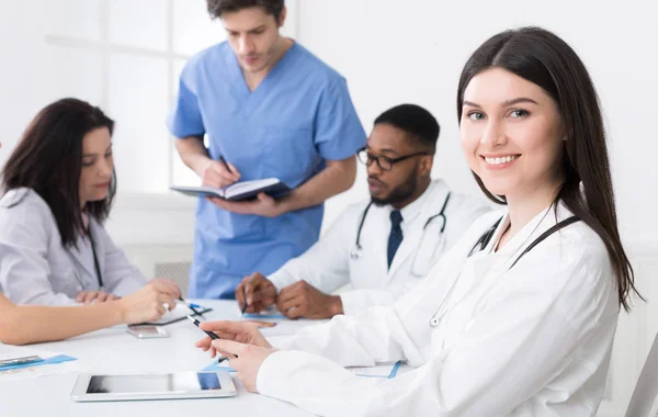 Conferencia médica. Practicante en la reunión mirando la cámara — Foto de Stock