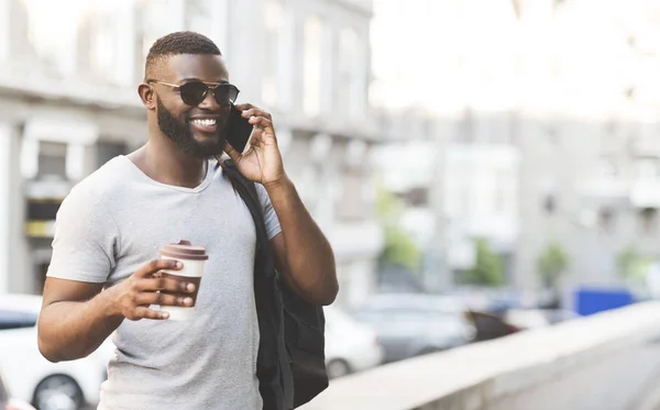 Hombre africano con café para ir a tener una conversación agradable — Foto de Stock