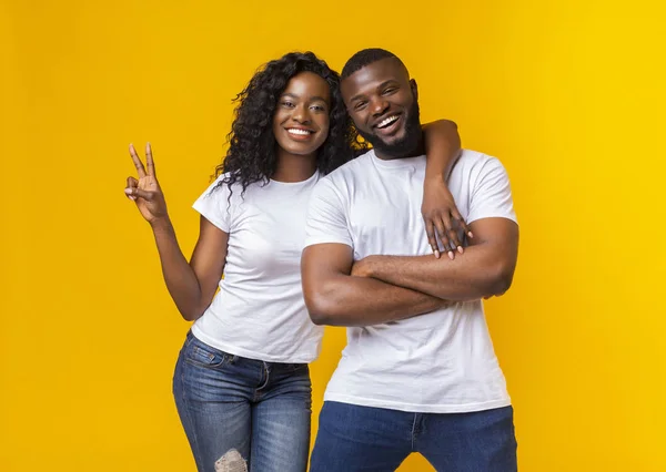 Feliz mulher afro-americana abraçando seu homem — Fotografia de Stock