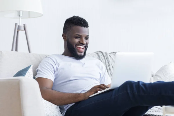 Afro-americano chico jugando videojuego en el ordenador portátil —  Fotos de Stock