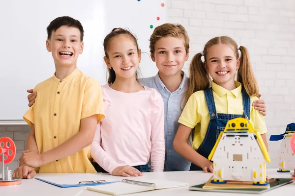 Portrait of pupils building robots in after school stem class — Stock Photo, Image