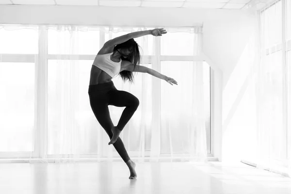 Junge Frau trainiert Wettkämpferin im Modern Dance Studio. schwarz-weiß — Stockfoto