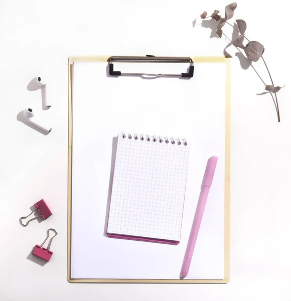 Notepad with blank space and pink pen on white background — Stock Photo, Image