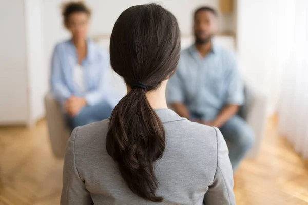 Consejero de Parejas Escuchando a los Cónyuges Afroamericanos Compartiendo Problemas Familiares —  Fotos de Stock