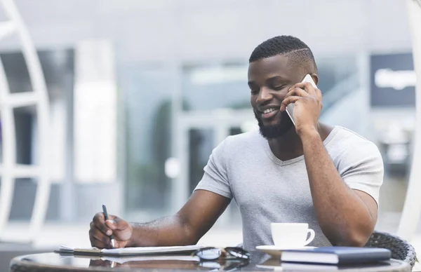 Africain parlant par téléphone portable dans un café — Photo