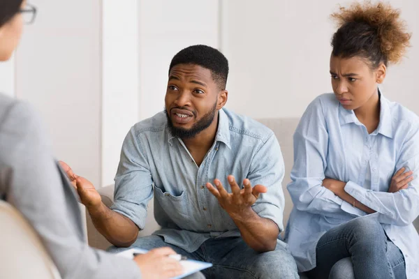 African American mąż rozmawia z psychologiem siedząc obok żony — Zdjęcie stockowe