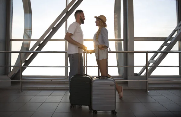 Concepto de viaje. Feliz pareja amorosa en la terminal del aeropuerto — Foto de Stock