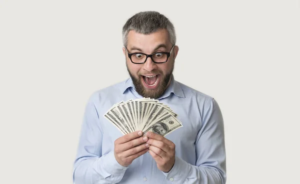 Superglücklicher bärtiger Kaukasier mit Geld — Stockfoto