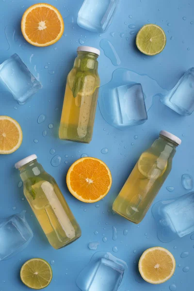 Letní detoxiáda s čerstvým ovocem a ledovými kostkami na modré — Stock fotografie