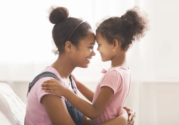 Lindas chicas afroamericanas abrazándose en casa — Foto de Stock