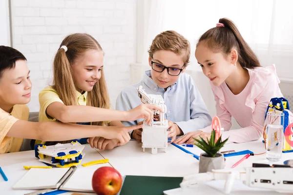 Enseignement de la tige. Des enfants créent des robots en classe — Photo