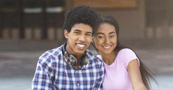 Couple of african american teenagers posing to camera — Stock Photo, Image