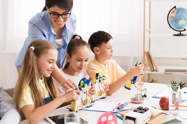 Teacher helping her students with diy robots — Stock Photo, Image