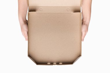 Boş pizza kutusu tutan kadın elleri, üst görünümü