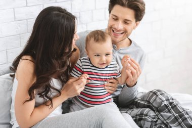 Evde bebek oğlu ile oynayan neşeli ebeveynler