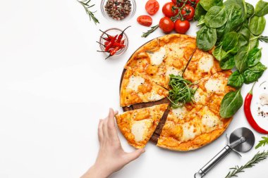Kız beyaz masada peynirli pizza dilim alarak
