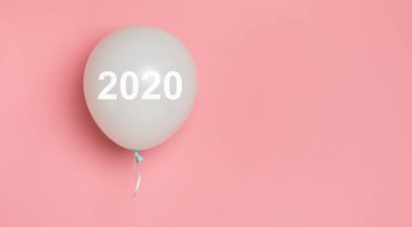 Pembe arka plan üzerinde beyaz metin ile kutlama balonu