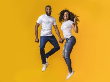 Güzel afro çift el ele atlıyor