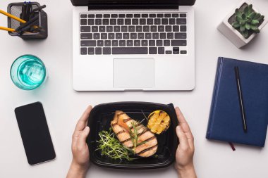 Ofis masasında kadın ellerde kara kutu götürmek Balık