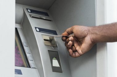 Tanınmayan Afrikalı adam Atm içine kredi kartı koyarak
