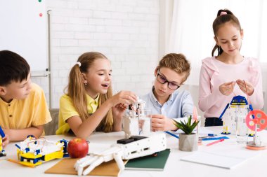 Heyecanlı çocuklar stem sınıfında robotları birlikte programlıyor