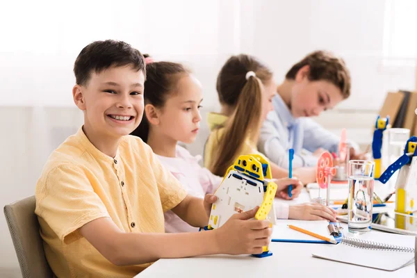 Het gevolg van onderwijs. Jongen maken robot bij lab — Stockfoto