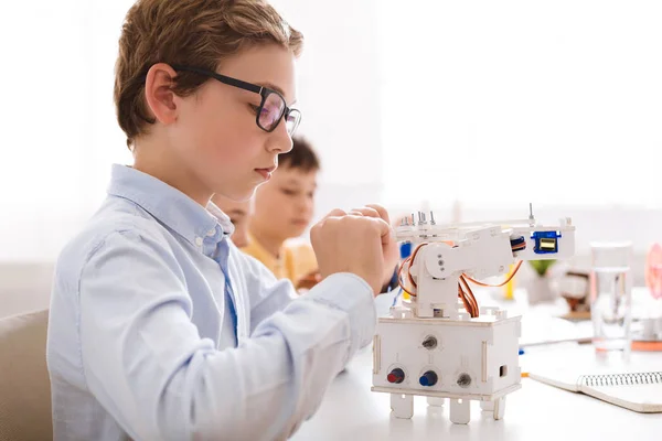集中的男孩创造机器人在实验室，干教育 — 图库照片
