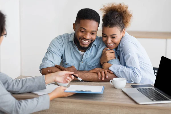 Joyeux couple afro assis au bureau des conseillers familiaux — Photo