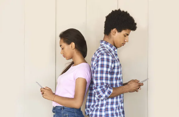 Discusión silenciosa. Pareja adolescente de pie espalda con espalda después de la pelea . — Foto de Stock