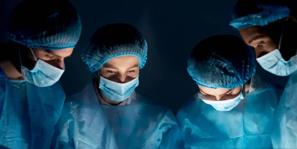Equipo de cirujanos que realizan operaciones en el hospital — Foto de Stock