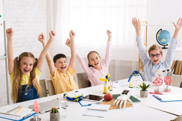 Joyeux camarades de classe se réjouissant avec les mains levées après le cours de STIM — Photo