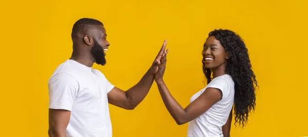 Glad man och kvinna ge varandra högt fem — Stockfoto