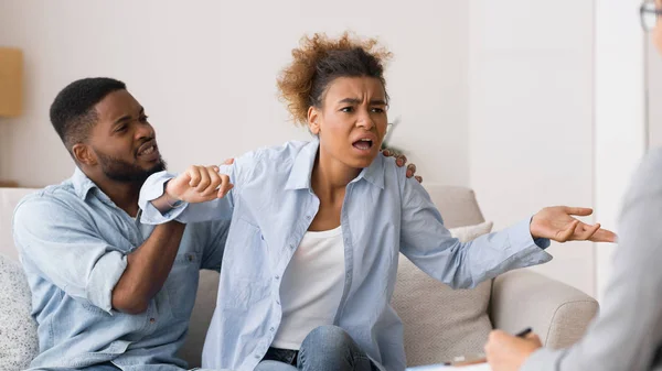 Afro esposa quejándose de problemas con su marido a psicólogo —  Fotos de Stock