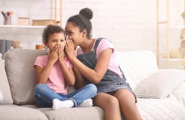 Hermanas mayores y pequeñas hablando en casa sobre secretos —  Fotos de Stock