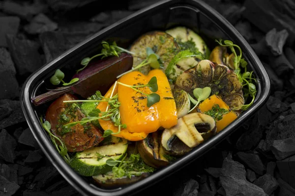 Zárja be a grillezett frissen főtt zöldségek a elvenni doboz — Stock Fotó