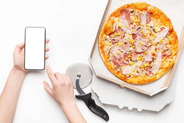 Kurye yakındaki sıcak pizza ile telefon tutarak