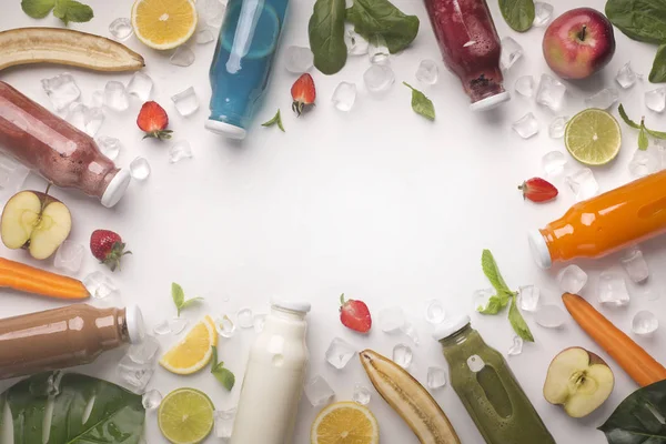Különböző nyári méregtelenítő ital üvegpalackban friss gyümölccsel — Stock Fotó