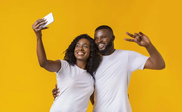 Hermosa pareja afro tomando selfie en smartphone — Foto de Stock