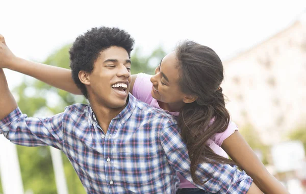 Gelukkige jonge paar plezier en lachen samen buiten — Stockfoto