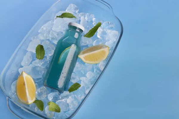 Modrá detoxova voda na osvěžení v létě na ledu s citronů — Stock fotografie