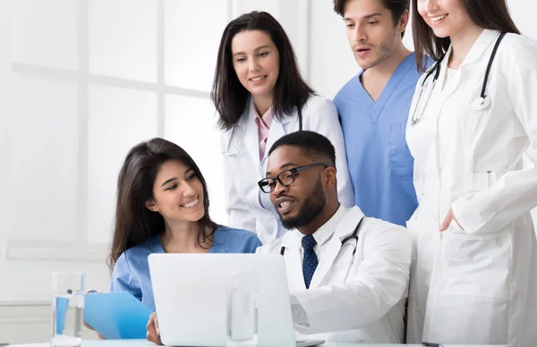 Team von Praktikanten und Ärzten bei der Prüfung medizinischer Berichte — Stockfoto