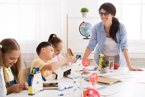 I bambini che costruiscono veicoli robot con gli insegnanti aiutano — Foto Stock